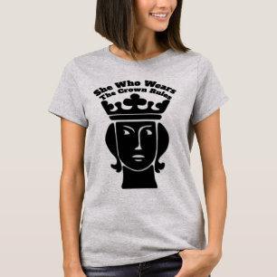 T - Shirt, der die Kronregeln trägt T-Shirt