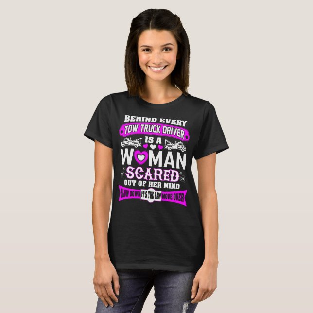 T-shirt Derrière chaque femme de conducteur de dépanneuse (Devant entier)