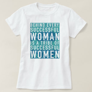 T-shirt Derrière chaque femme réussie est une tribu des