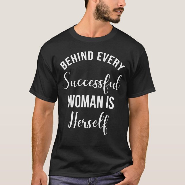 T-shirt Derrière Chaque Femme Réussie Se Trouve Elle-Même (Devant)