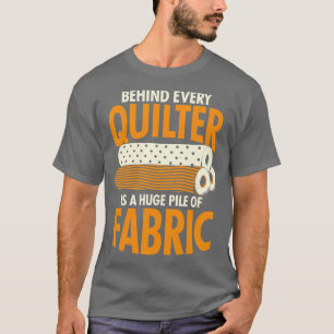T-shirt Derrière Chaque Quilter Se Trouve Un Immense Pile 