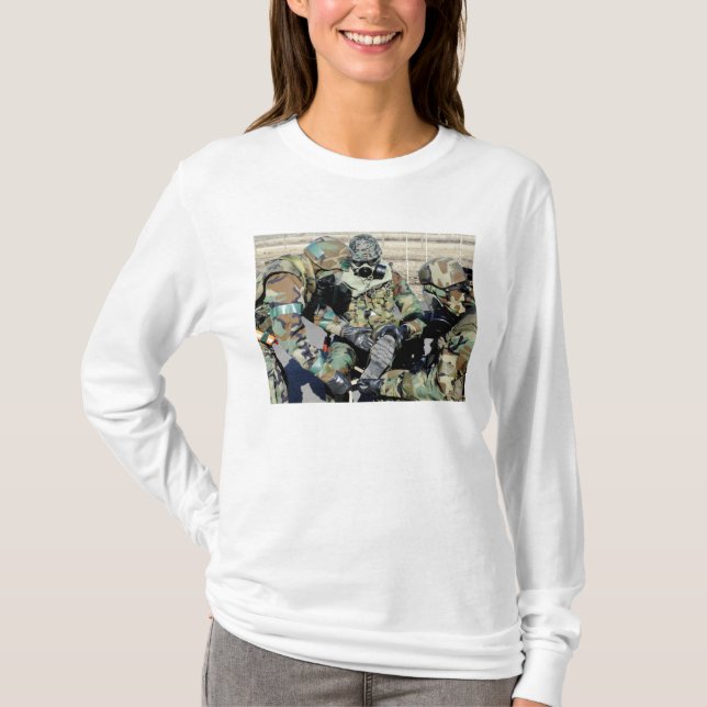 T-shirt Des aviateurs aident un soldat de l'armée de terre (Devant)