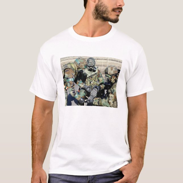 T-shirt Des aviateurs aident un soldat de l'armée de terre (Devant)