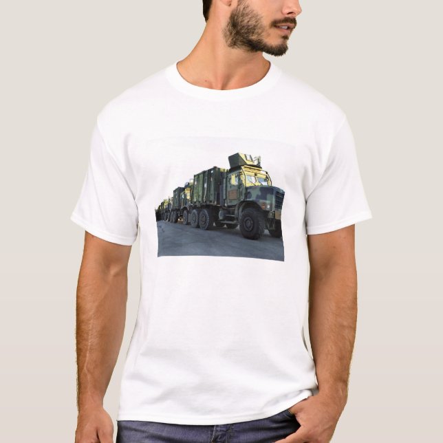 T-shirt Des camions blindés sont assis sur la jetée à More (Devant)