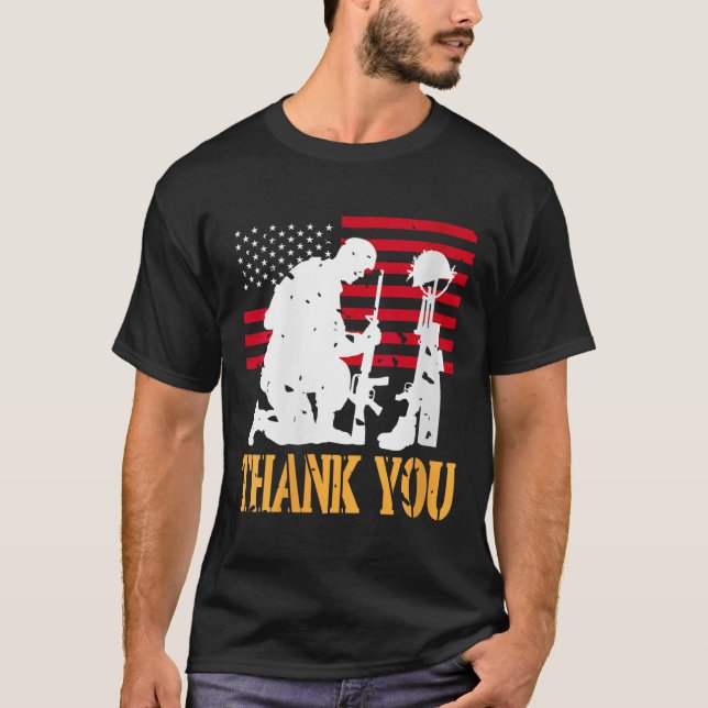 T-shirt Des femmes Soldat patriotique Kneeling Battlefield (Devant)