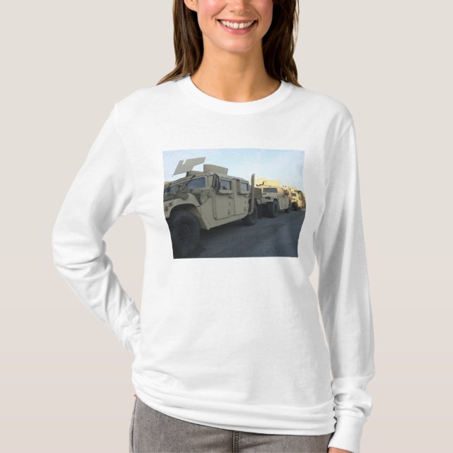 T-shirt Des Humvees s'assoient sur la jetée de Morehead Ci (Devant)