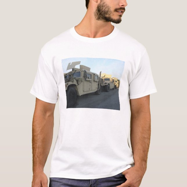 T-shirt Des Humvees s'assoient sur la jetée de Morehead Ci (Devant)