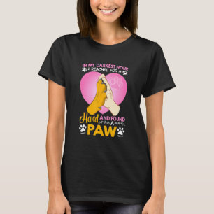 T-Shirt des Hundes, das ich für eine Hand erreicht