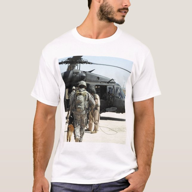 T-shirt Des maîtres-chiens militaires embarquent un hélico (Devant)