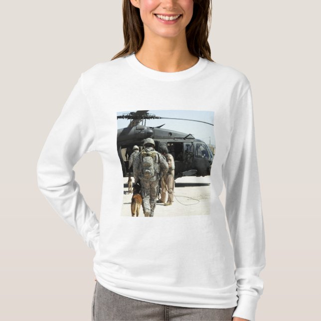 T-shirt Des maîtres-chiens militaires embarquent un hélico (Devant)