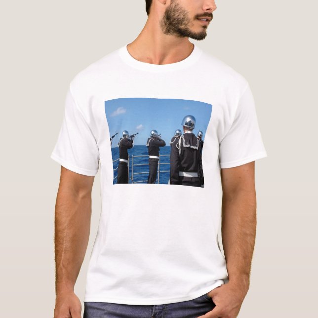 T-shirt Des marins lancent un salut d'armes lors d'un ente (Devant)