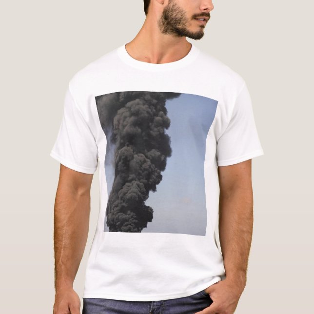 T-shirt Des nuages sombres de fumée et de feu émergent (Devant)