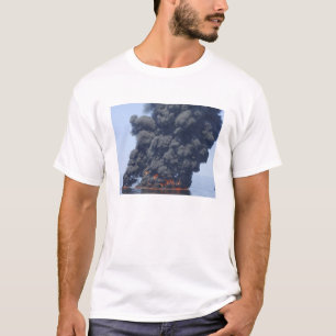 T-shirt Des nuages sombres de fumée et de feu émergent 2