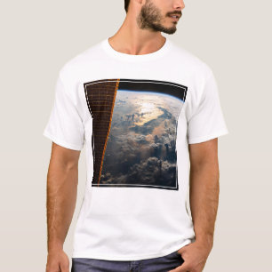 T-shirt Des Poutres Sunglint Au Large De La Mer Des Célèbe