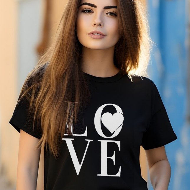 T-shirt Design de logo Classy LOVE avec texte blanc et coe (Créateur téléchargé)