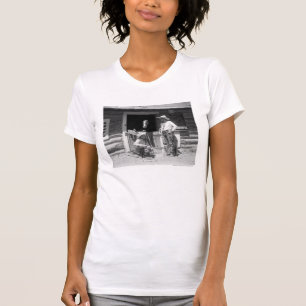 T-shirt Deux cowboys se tenant à côté d'une grange avec un