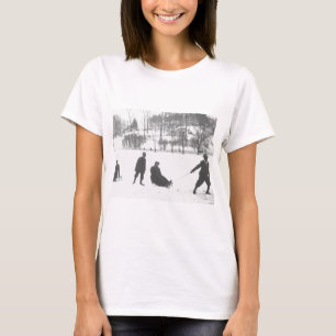 T-shirt Deux garçons tirant deux filles sur des traîneau