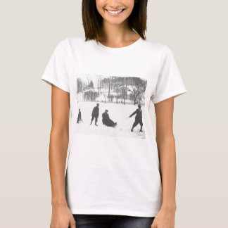 T-shirt Deux garçons tirant deux filles sur des traîneaux