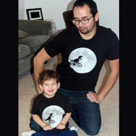 T-shirt Dinosaure sur un vélo dans le ciel avec la lune