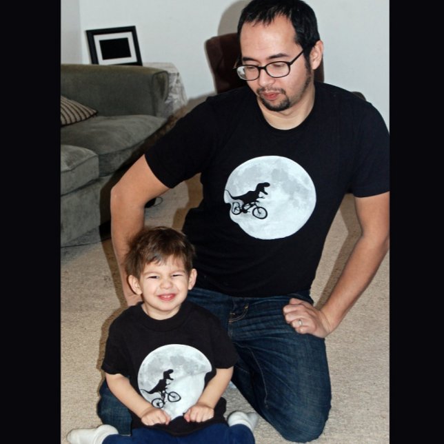 T-shirt Dinosaure sur un vélo dans le ciel avec la lune (Créateur téléchargé)