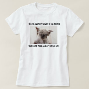 T-SHIRT DISANT UNE FEMME FÂCHÉE DE CALMER VERS LE BAS…