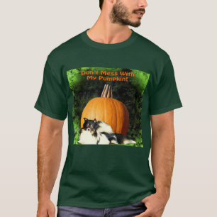 T-shirt Dog Protecting Large Pumpkin