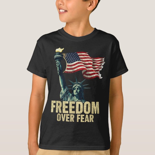 T-shirt Dom Over Fear Statue Of Liberty Flag Graphic  (Devant)