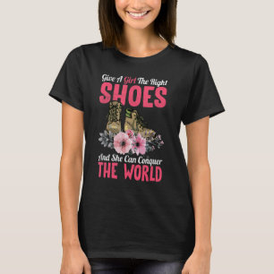 T-shirt Donnez À La Fille Les Chaussures Appropriées Et El