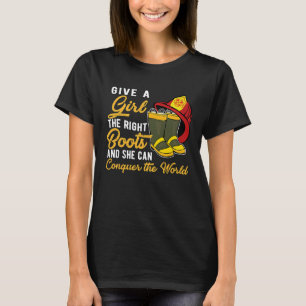 T-shirt Donnez À Une Fille Les Bonnes Bottes Pompier