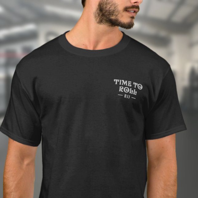 T-shirt Dons Du Jiu Jitsu Brésilien Pour Les Hommes BJJ Te (Time to roll breast print black BJJ T-shirt on a male model in a gym. )