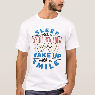 T-shirt Dormir avec un hygiéniste dentaire Réveillez-vous 