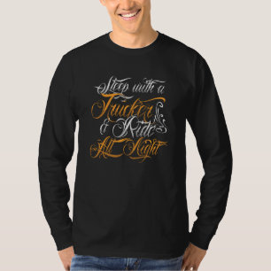 T-shirt Dors Avec Un Trucker Circuler Tous Les Camions De