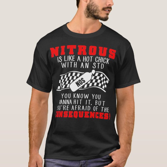 T-shirt Drag Racing Nitreux Est Comme Un Chick Chaud Avec  (Devant)