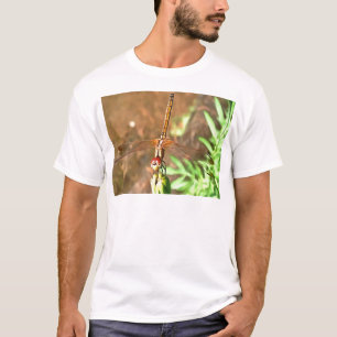T-shirt Dragonfly Artistique Reposant Sur Une Tête De Fleu