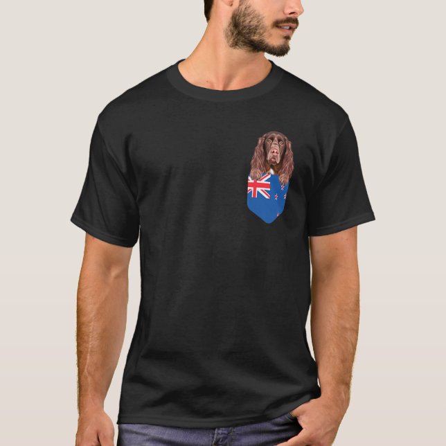 T-shirt Drapeau de la Nouvelle-Zélande Chien Espagnol dans (Devant)