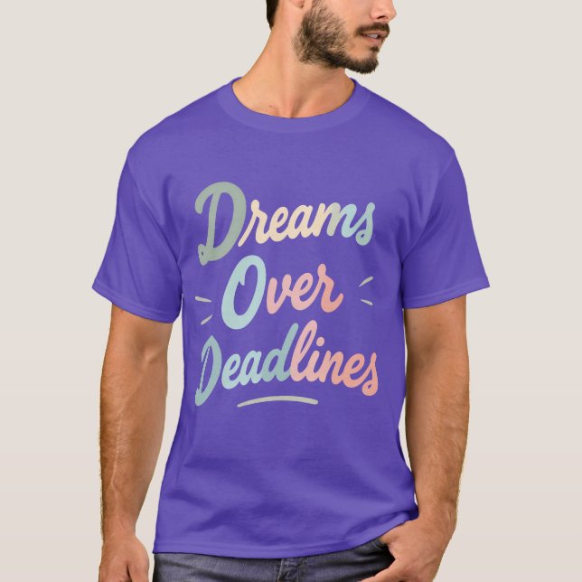 T-shirt Dreams Over Deadlines – Manifest More, Stress Less (Devant)