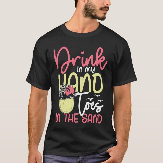 T-shirt Drink in my hand toes in the sand sunny holiday (Devant)