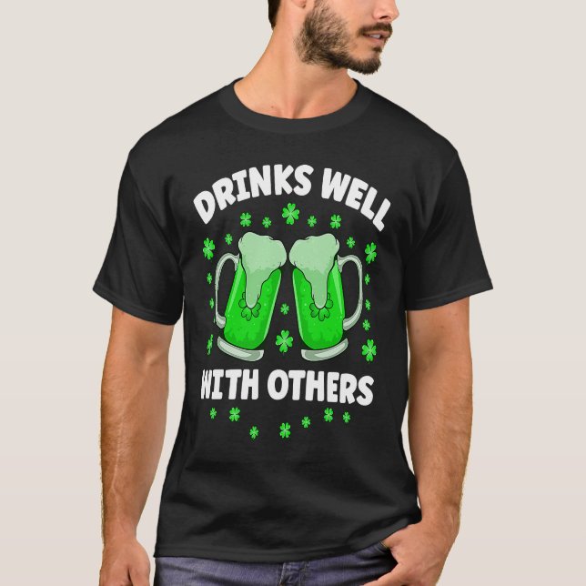 T-shirt Drinks Well With Others Drinking Beer St Patricks  (Devant)