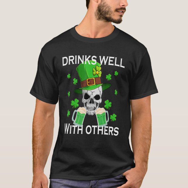 T-shirt Drinks Well With Others Funny St Patricks Day Beer (Devant)