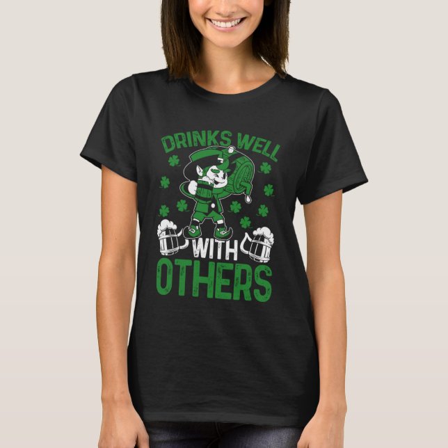 T-shirt Drinks Well With Others Irish C St Patrick's Day (Devant)