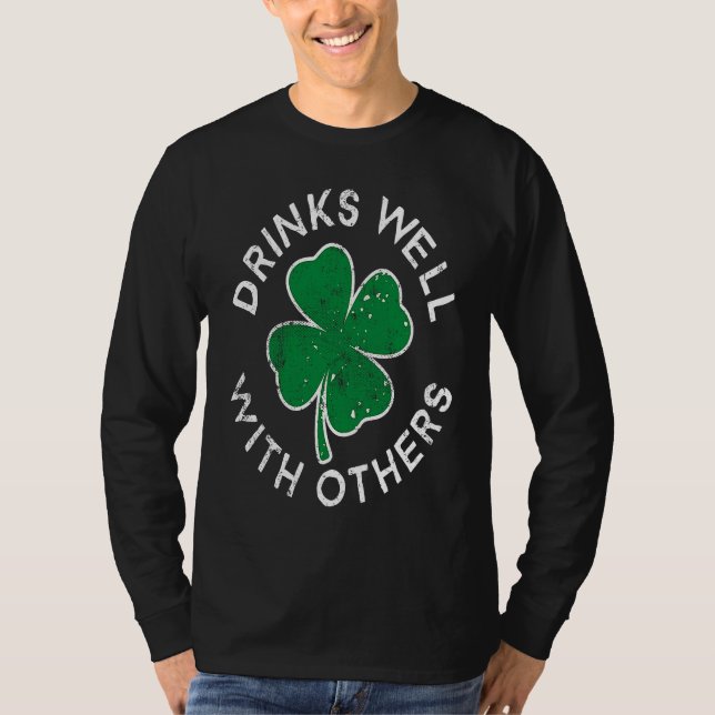 T-shirt Drinks Well With Others Lucky C St Patrick's Day (Devant)