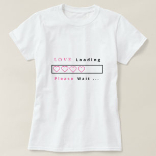 T-shirt drôle avec l'amour du texte Chargement - V