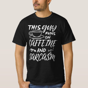 T-shirt Drôle Ce Gars Fonctionne Sur La Caféine Et Le Sarc