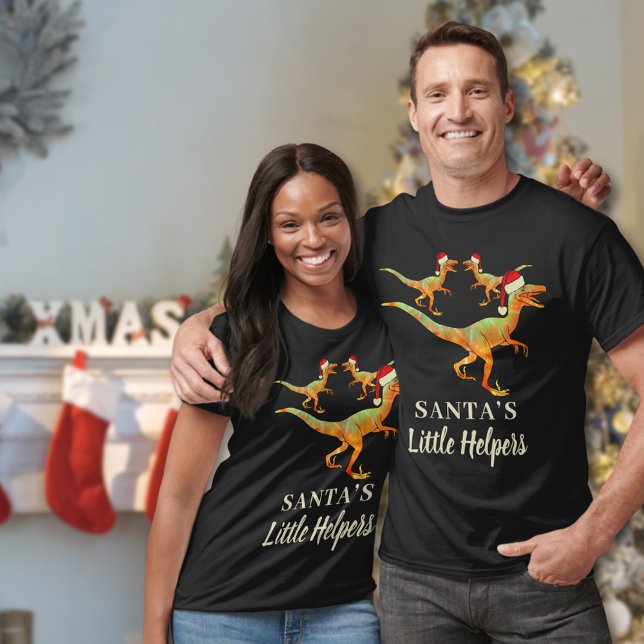 T-shirt Drôle Citation de dinosaures de Noël (Santas little helpers funny Christmas dinosaur T-Shirt with velociraptor dino wearing Santa hats)