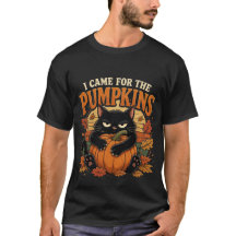 T-shirt drôle de chat noir étreignant une citrouil