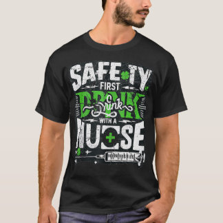 T-shirt Drôle Infirmière Sécurité première boisson avec un