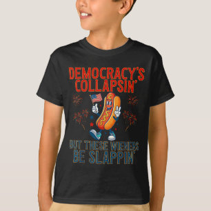 T-shirt Drôle la démocratie s'effondre mais ces saucisses 