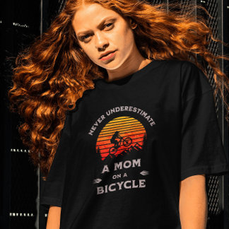 T-shirt Drôle Ne sous-estimez jamais une maman sur un vélo