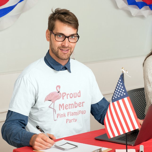 T-shirt Drôle Parodie Politique Parti Flamant rose Rose (male model wearing a proud member pink flamingo party political elections parody tee)