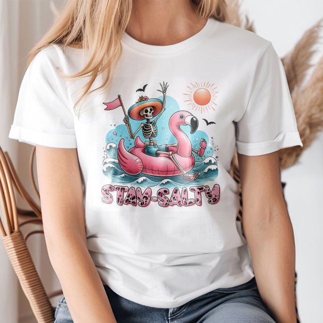 T-shirt Drôle Skeleton "Stay Salty" Summer Beach (Young blond woman wearing a Funny Skeleton "Stay Salty" Summer Beach T-Shirt)